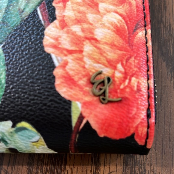 EL zip wallet. Lots of card sections. - Picture 2 of 5